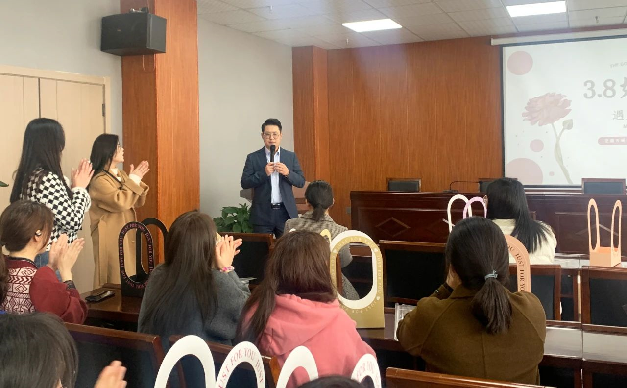 安徽萬(wàn)碩科技產(chǎn)業(yè)（集團(tuán)）有限公司婦聯(lián)舉行“三八婦女節(jié)，花藝、DIY手繪活動(dòng)”