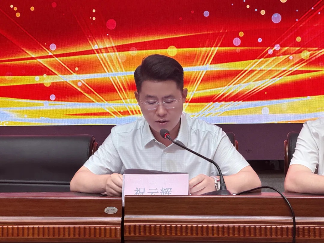 愛心匯聚，筑夢學海——萬碩集團董事長祝云輝帶領區(qū)青企聯(lián)部分青年企業(yè)家為宿州市二初中捐贈愛心物資